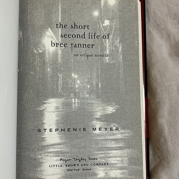 Twilight Saga: Official Illustrated Guide & The Short Second Life of Bree Tanner - Picture 4 of 5